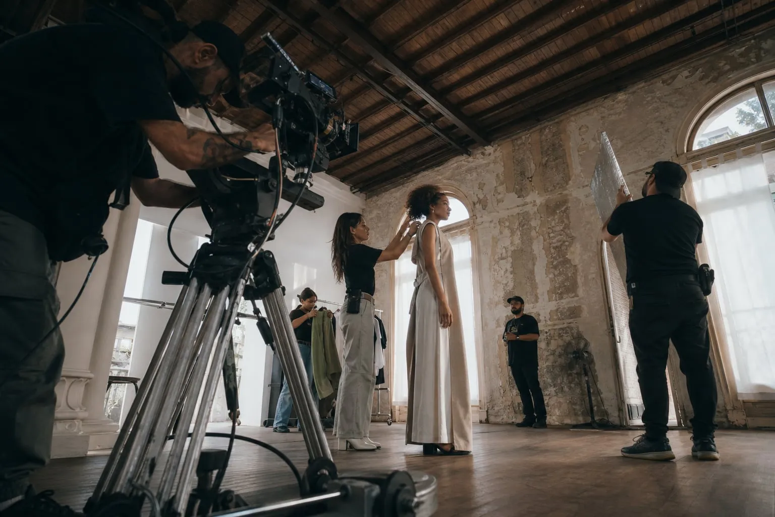 Filmagem de moda sustentável em espaços culturais reais
