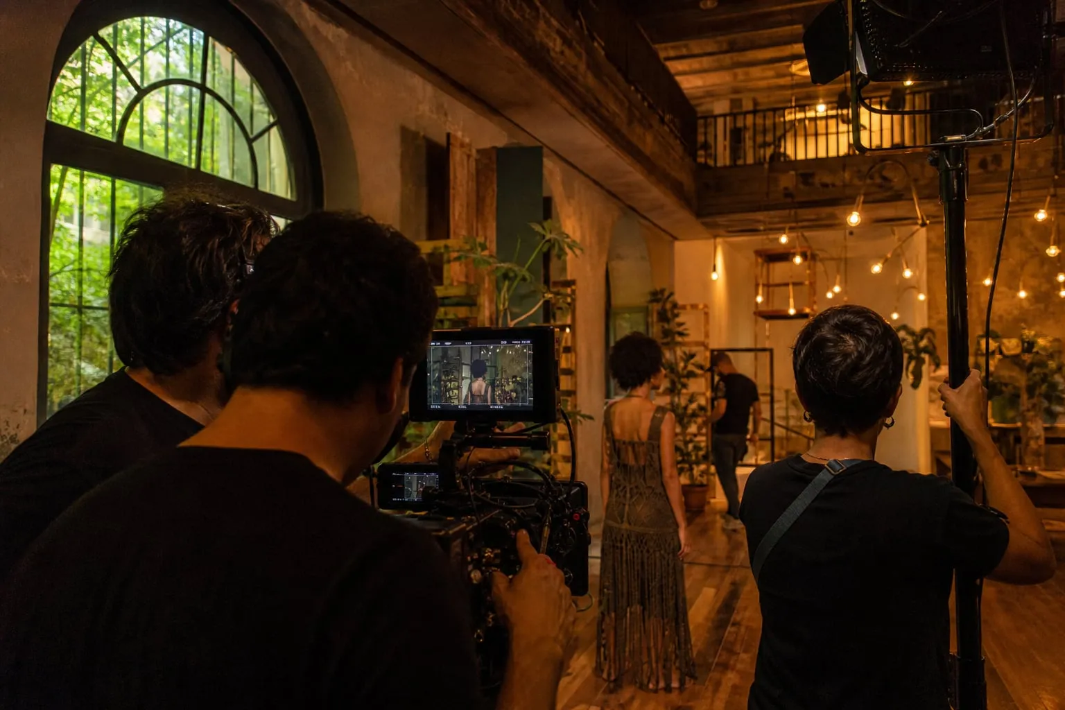 Filmagem de moda sustentável em espaços culturais no Brasil